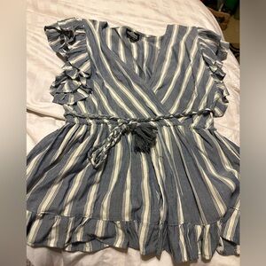 Francesca’s top size Large